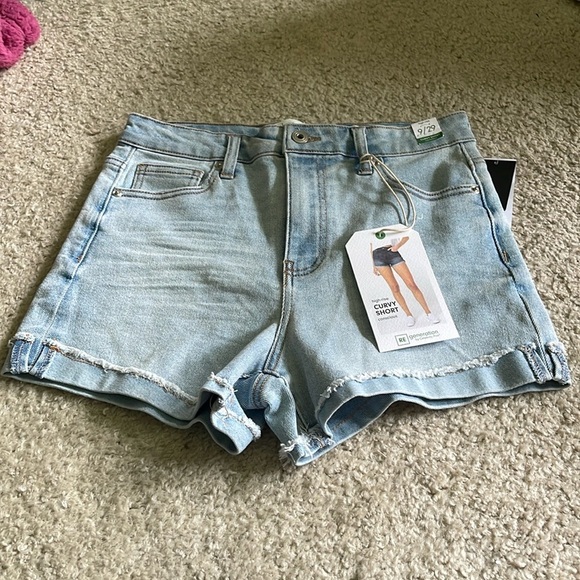 RE generation by Celebrity Pink Jean shorts - Picture 2 of 7